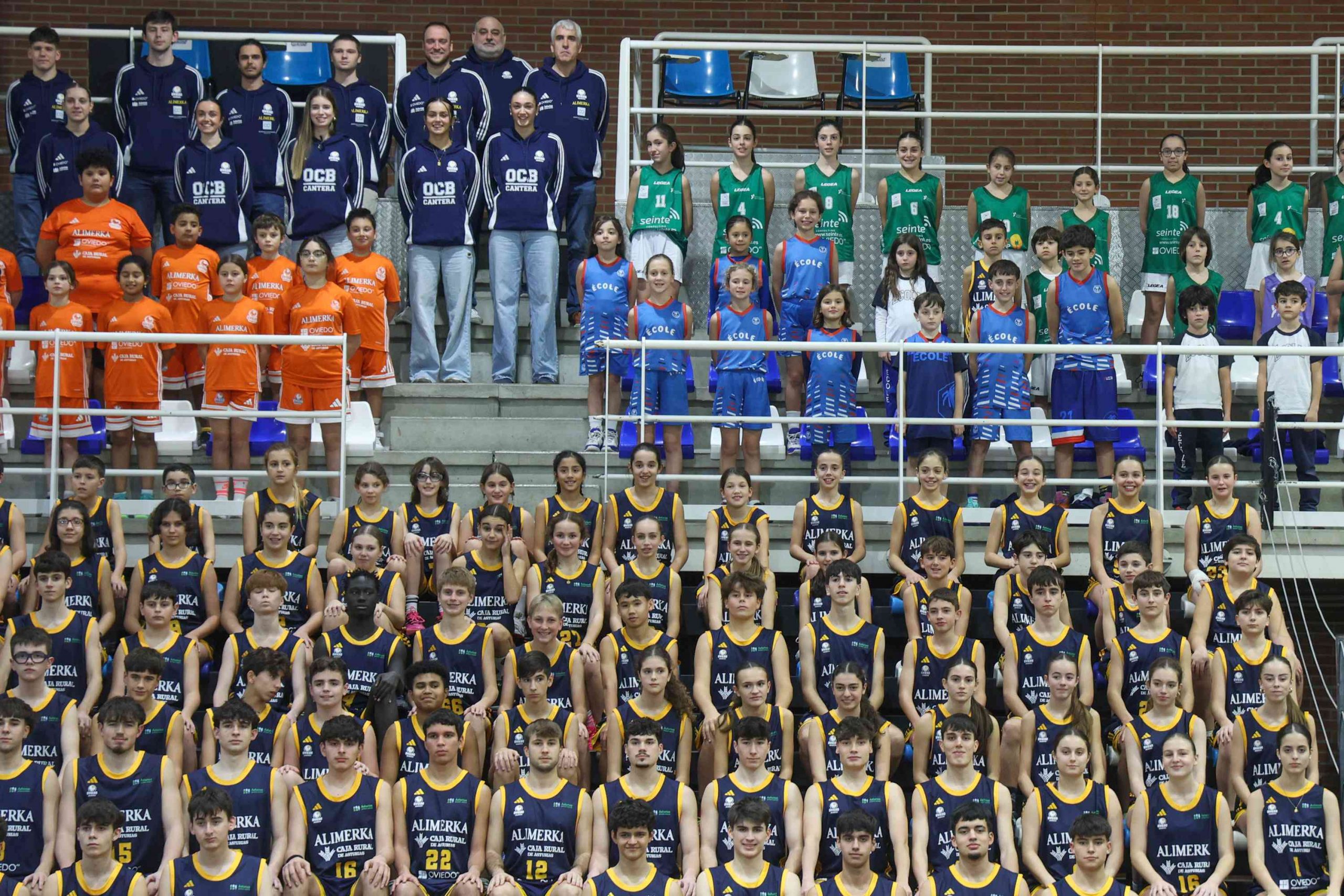 16.12.25 Fotografía de familia del Alimerka OCB. Fotografía: Julián Rus