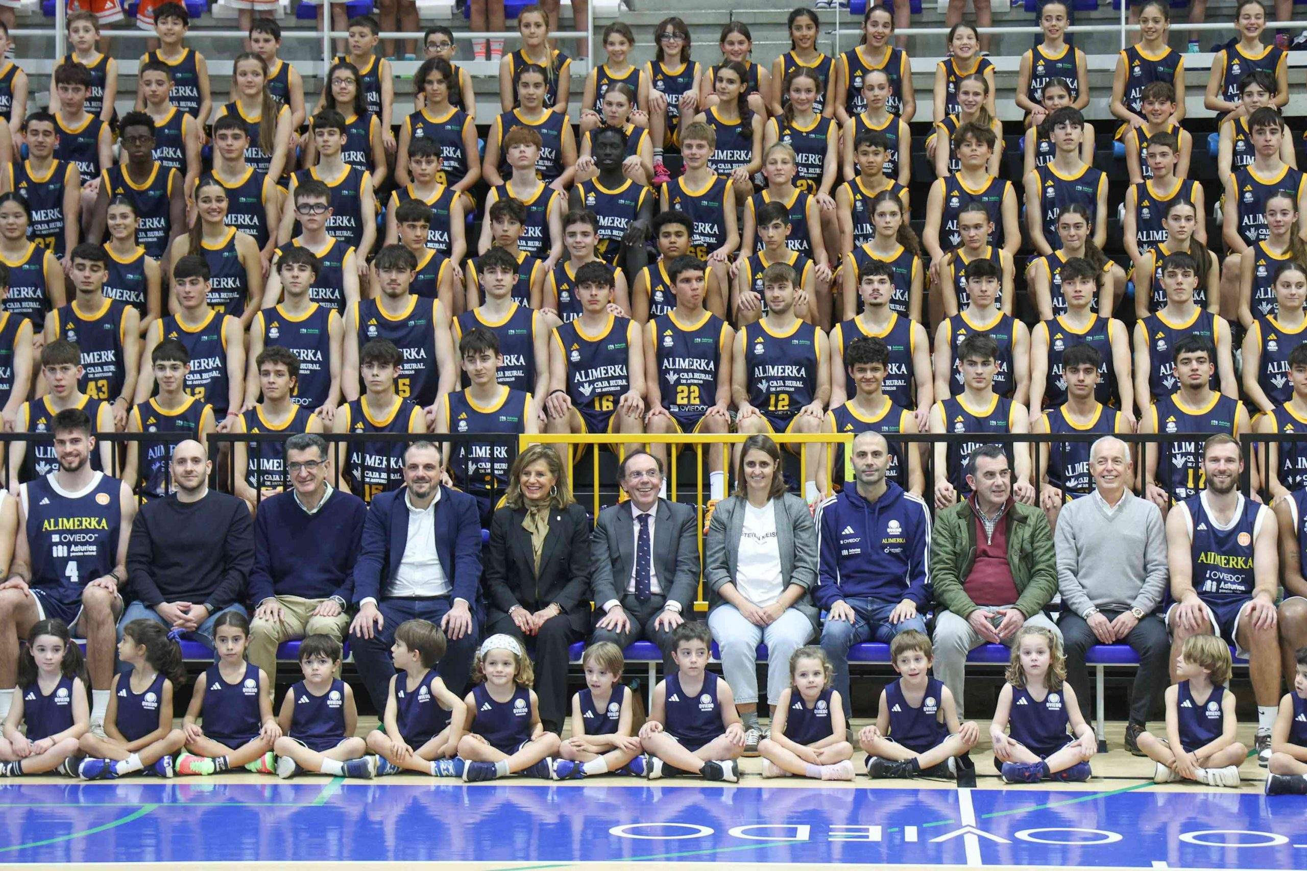 16.12.25 Fotografía de familia del Alimerka OCB. Fotografía: Julián Rus