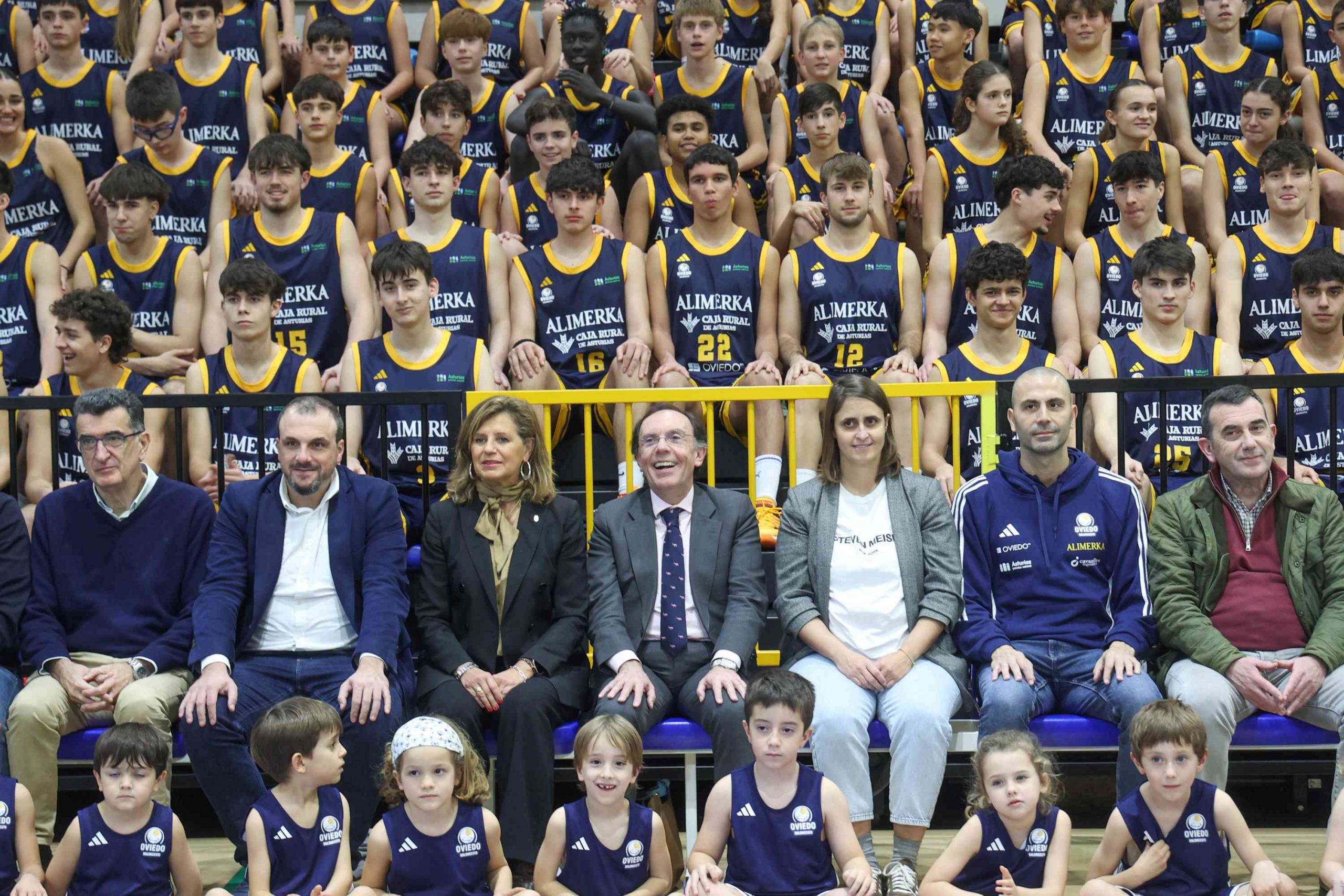 16.12.25 Fotografía de familia del Alimerka OCB. Fotografía: Julián Rus