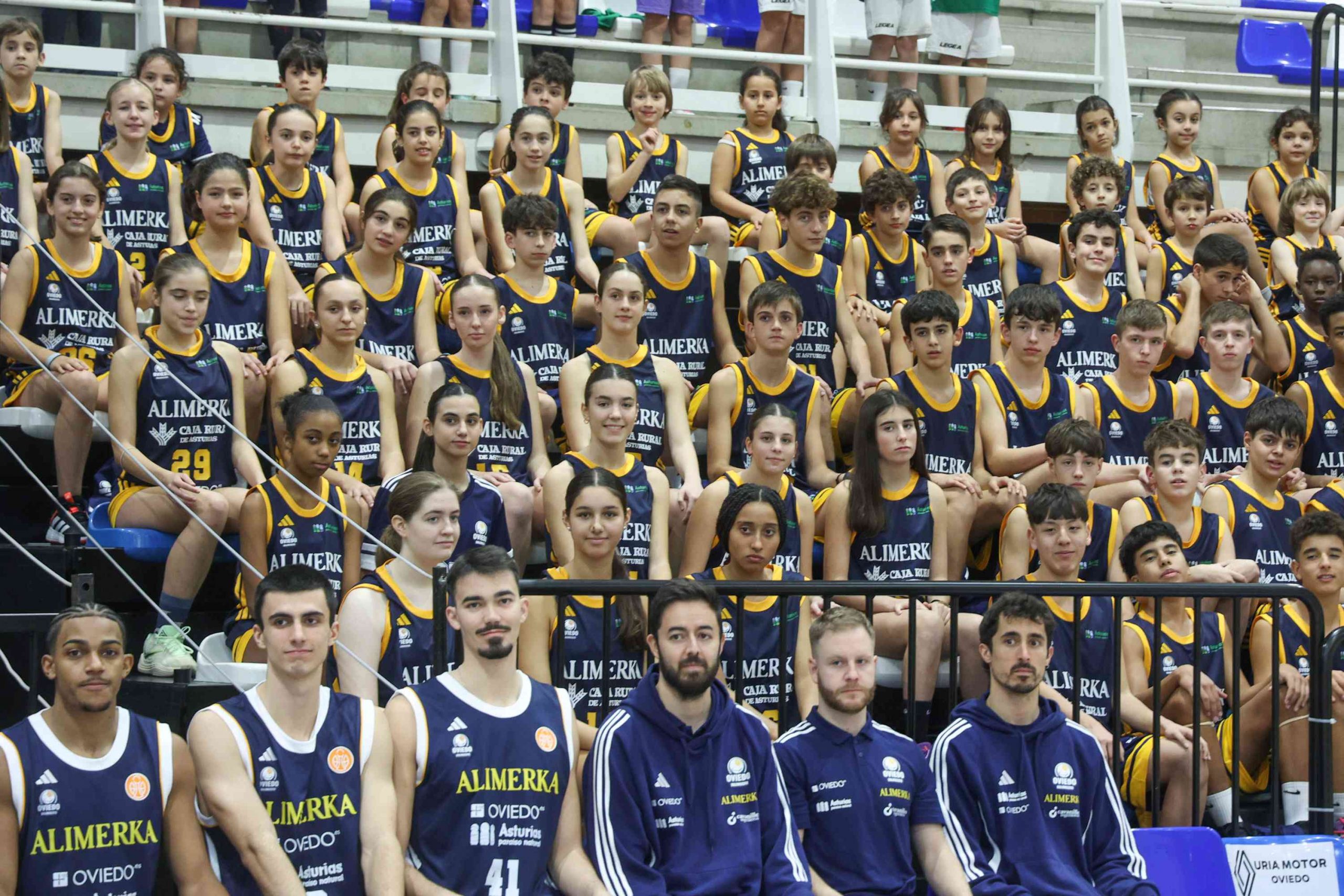 16.12.25 Fotografía de familia del Alimerka OCB. Fotografía: Julián Rus